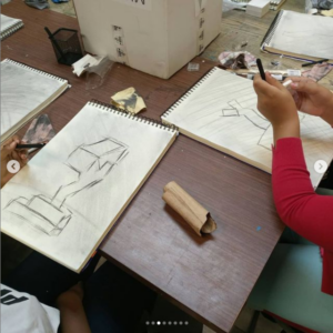 los niños dibujando con carboncillo un bodegon el curso de dibujo y pintura de Doart