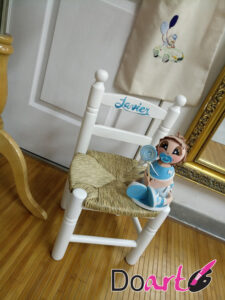 restauración de silla antigua de mimbre y muñeco de gomaeva bebé con piruleta curso de manualidades doart