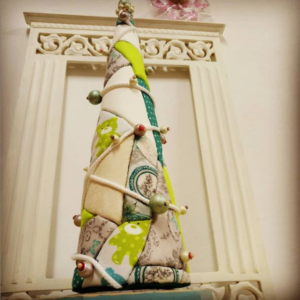 árbol navideño de porex decorado con retales curso de manualidades doart